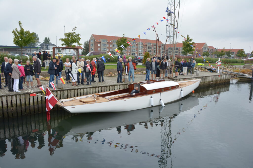 Søsætning af Najaden i Aabenraa Lystbåde havn 11. september 2021.